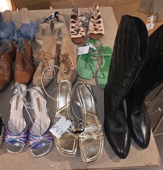 Lote de zapatos sin estrenar, 29 pares.