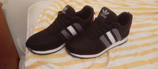 Zapatillas Adidas Negras y Blancas Nuevas