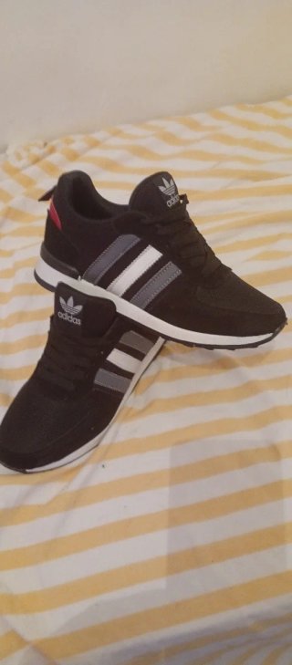 Zapatillas Adidas Negras y Blancas Nuevas