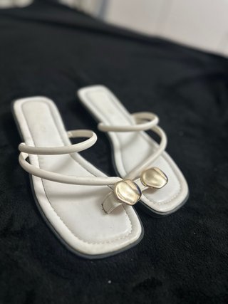 Sandalias Blancas con Detalle Dorado