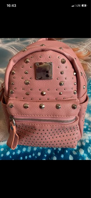 Mochila rosa con tachuelas plateadas