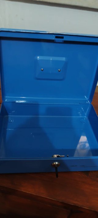 Salvadanaio blu in metallo con chiave