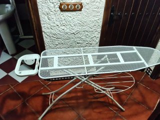 Tabla de planchar metálica plegable con soporte