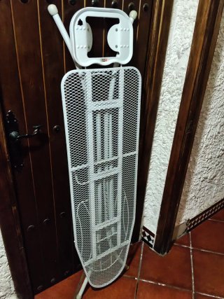 Tabla de planchar metálica plegable con soporte