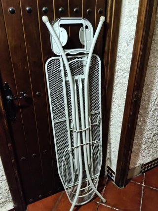 Tabla de planchar metálica plegable con soporte