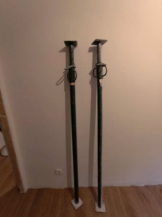 Palos de andamio regulables