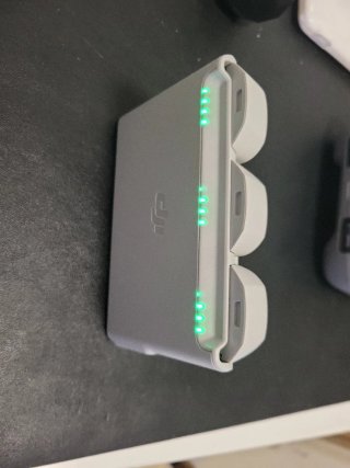 Hub cargador y 3 baterias de dji neo