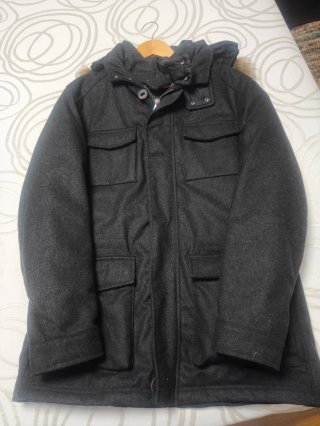 Trenca Gris con Capucha, y interior pluma.
