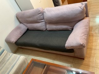 Sofá de tela gris y morado