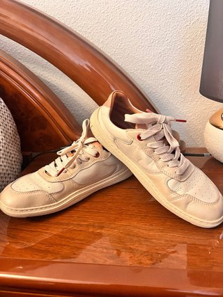 Zapatillas deportivas beige y blancas