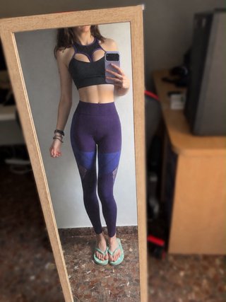 Conjunto deportivo negro y morado