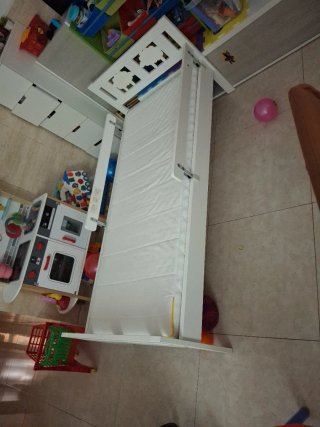 Cama infantil blanca con barrera