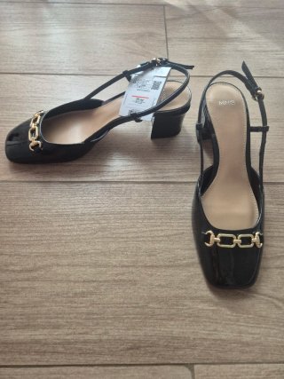 Zapatos charol negros MNG cadena dorada
