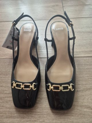 Zapatos charol negros MNG cadena dorada