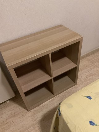Estantería de madera con 4 huecos