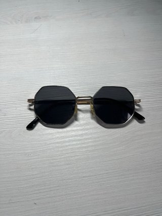 Gafas de sol octogonales doradas y negras