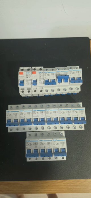 Lote de 12 Interruptores Automáticos CHINT