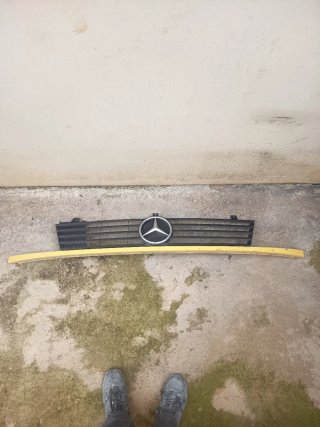 Rejilla con Emblema Mercedes Vito