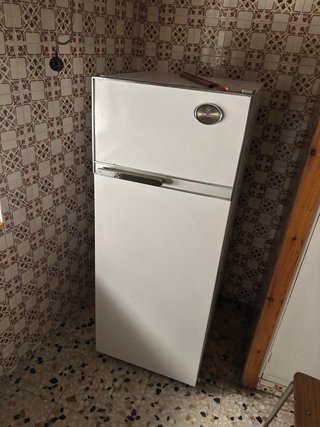 Frigorífico blanco con congelador