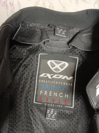 Mono de moto IXON deportivo negro y blanco