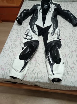 Mono de moto IXON deportivo negro y blanco