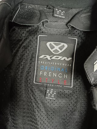 Mono de moto IXON deportivo negro y blanco