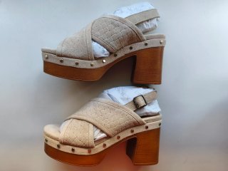Sandalias de madera beige y marrón