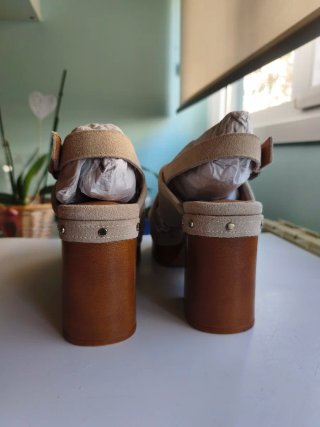 Sandalias de madera beige y marrón