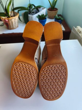 Sandalias de madera beige y marrón