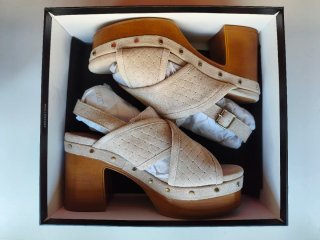 Sandalias de madera beige y marrón