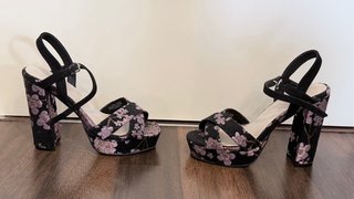 Zapatos de tacón con flores