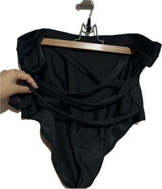 Bikini negro con tiras cruzadas