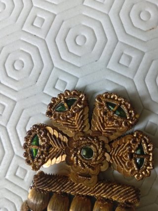 Alamar antiguo dorado con detalles en verde