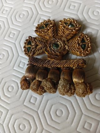 Alamar antiguo dorado con detalles en verde