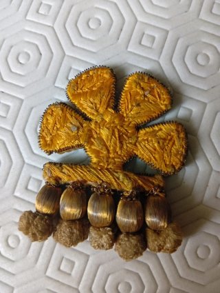 Alamar antiguo dorado con detalles en verde