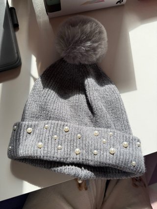 Gorro Gris con Perlas y Pompon