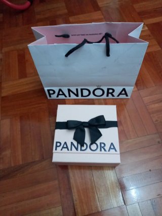Caja de regalo Pandora con lazo negro