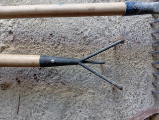 Rastrillos y horca de jardín