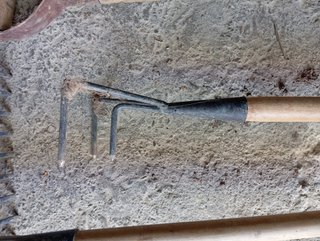 Rastrillos y horca de jardín