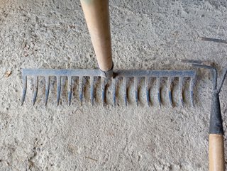 Rastrillos y horca de jardín