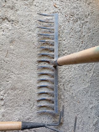 Rastrillos y horca de jardín