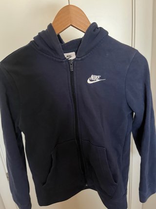 Chaqueta Nike con cremallera azul marino.