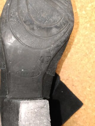 3x2 en zapatosBotines negros con hebillas Talla 37