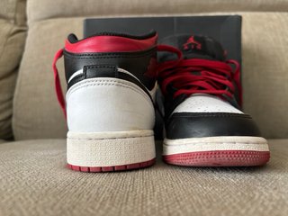 Zapatillas Jordan Air 1 Mid Negras y Rojas