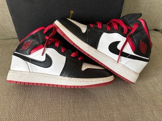 Zapatillas Jordan Air 1 Mid Negras y Rojas