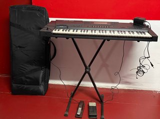 Teclado Roland JW-50 con pie