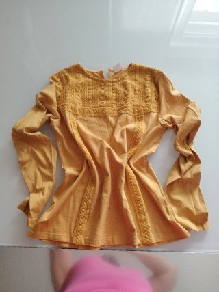 Camiseta Manga Larga Amarilla con Detalles