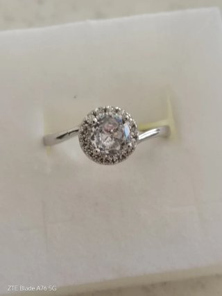 Anello con zircone centrale