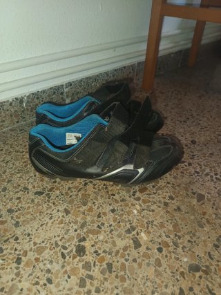 Botas de ciclismo negras y azules