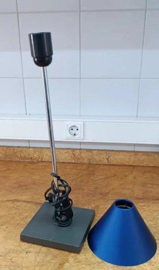 Lámpara de mesa azul y plateada